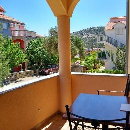 Apartments Antonija - Fitness Vinišće Eksteriør billede
