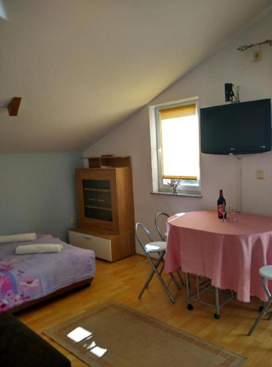 Apartments Antonija - Fitness Vinišće Eksteriør billede