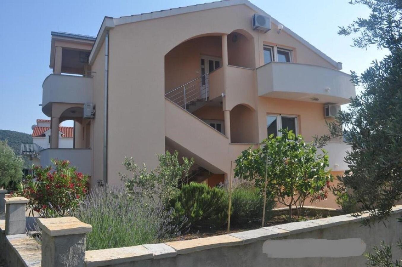 Apartments Antonija - Fitness Vinišće Eksteriør billede