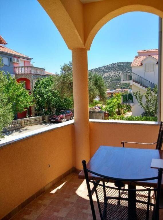 Apartments Antonija - Fitness Vinišće Eksteriør billede