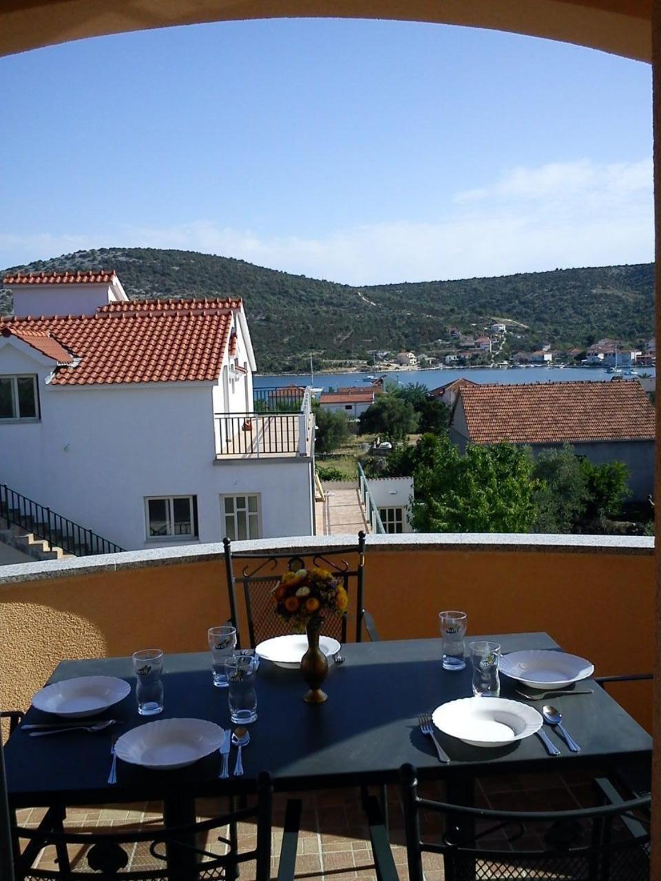 Apartments Antonija - Fitness Vinišće Eksteriør billede
